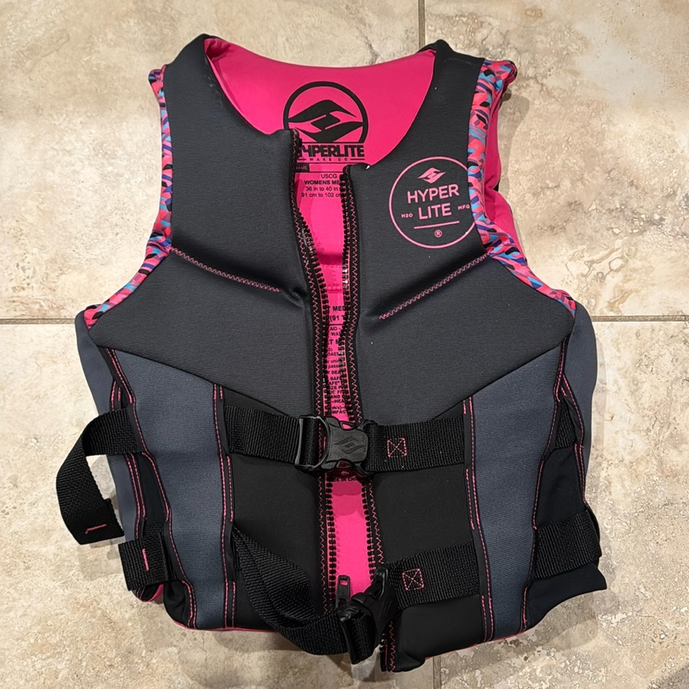Hyperlite H20 life jacket
Size Womens Medium
36 to 40” chest
91 to 102cm chest